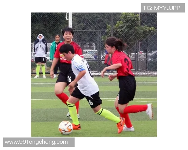 美娜对足球明星的热爱与追逐展现了青春的激情与梦想